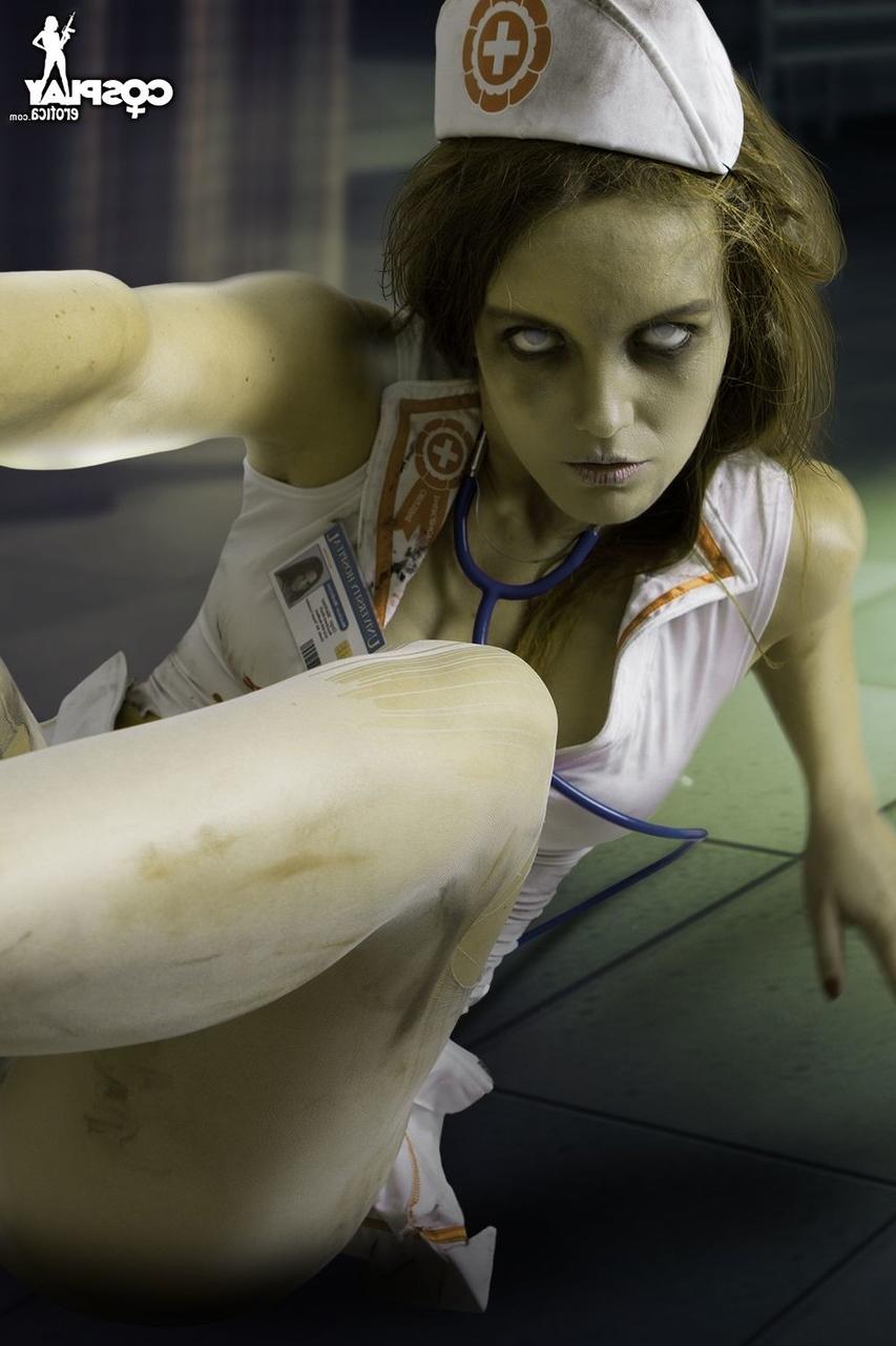 12P Fille solo expose ses seins fermes tout en portant des vêtements de cosplay