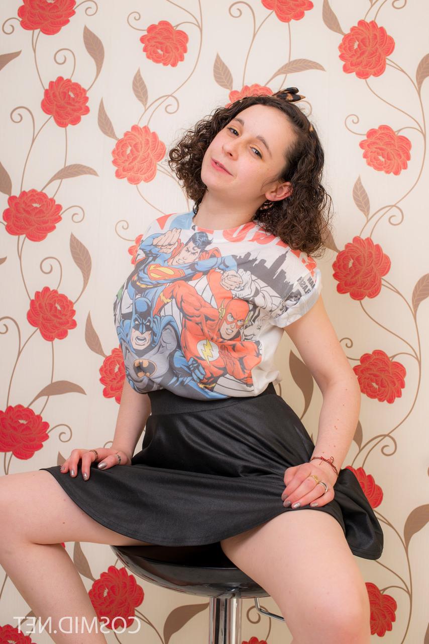 16P La mignonne Hanna Bollie exhibe son cul nu dans une jupe haute avec de gros seins naturels.