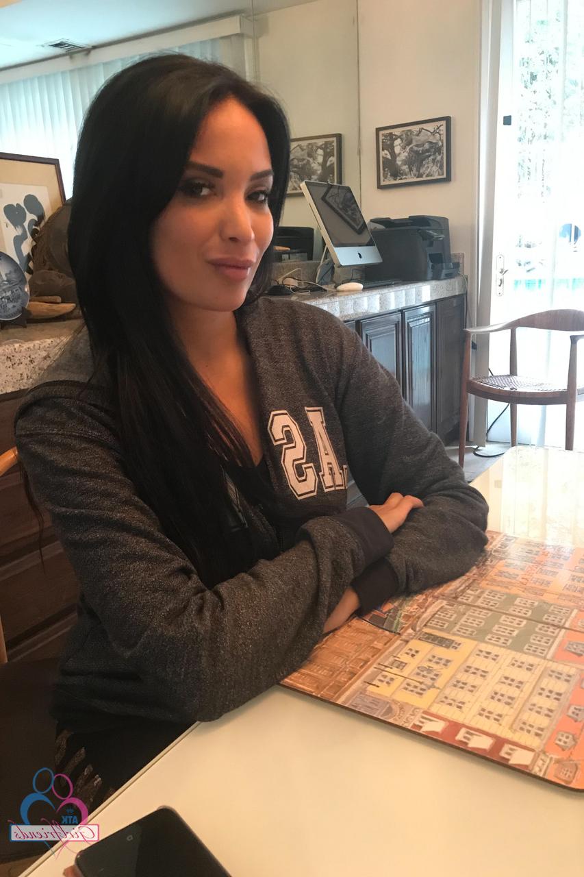 14P A namorada amadora Anissa Kate revela seu peito suculento e sua vulva saborosa em um solo