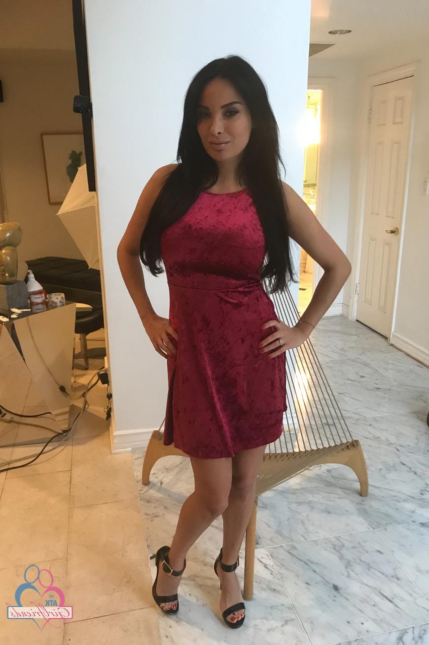 14P A namorada amadora Anissa Kate revela seu peito suculento e sua vulva saborosa em um solo
