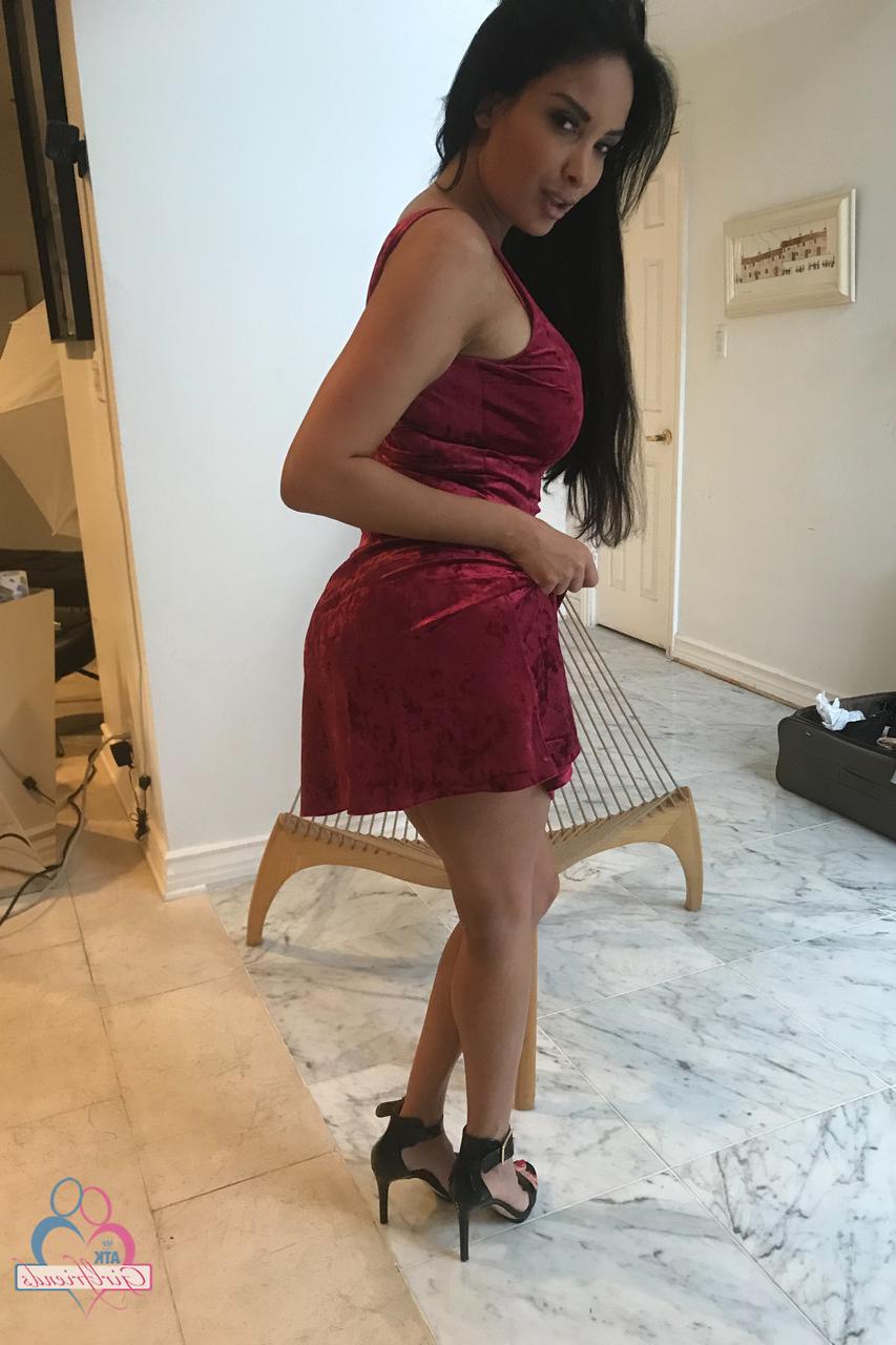 14P A namorada amadora Anissa Kate revela seu peito suculento e sua vulva saborosa em um solo