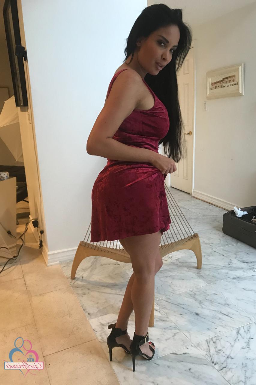 14P A namorada amadora Anissa Kate revela seu peito suculento e sua vulva saborosa em um solo