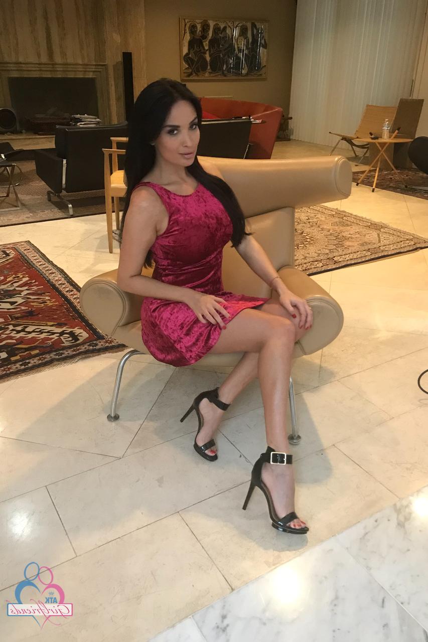 14P A namorada amadora Anissa Kate revela seu peito suculento e sua vulva saborosa em um solo