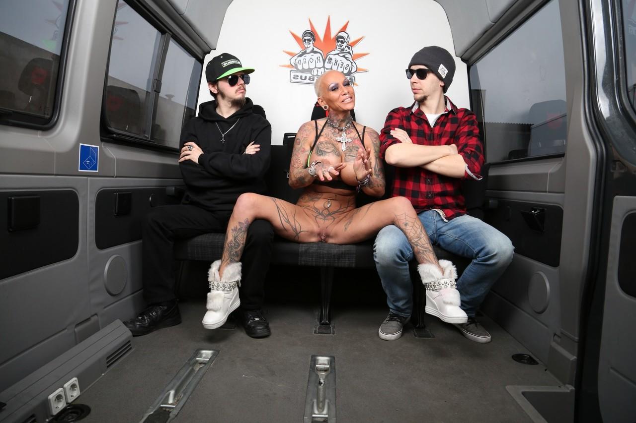 17P Kitty Core, une plantureuse améliorée, exhibe ses gros seins et ses tatouages ​​pour le festival de baise de Bums Bus.
