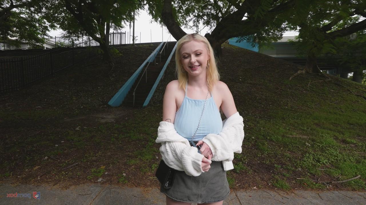 20P Carrie Sage, une jeune blonde bien roulée, dévoile ses gros seins et chevauche une bite dans une camionnette.