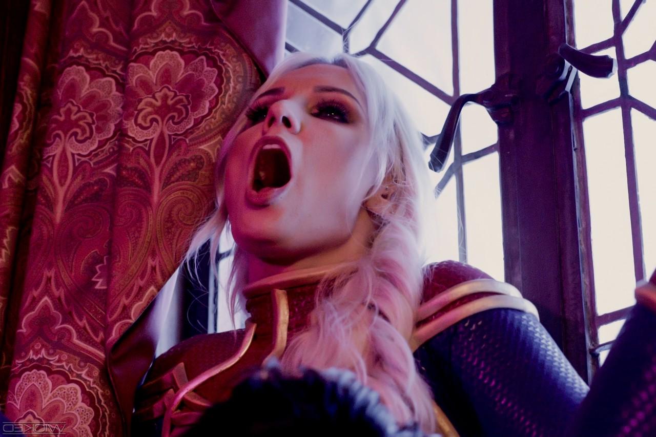 15P A loira sexy Kenzie Taylor usa traje de cosplay durante o sexo com seu amante