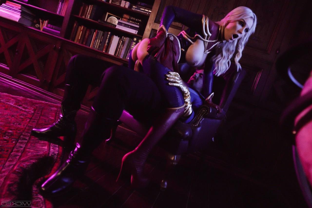 15P A loira sexy Kenzie Taylor usa traje de cosplay durante o sexo com seu amante