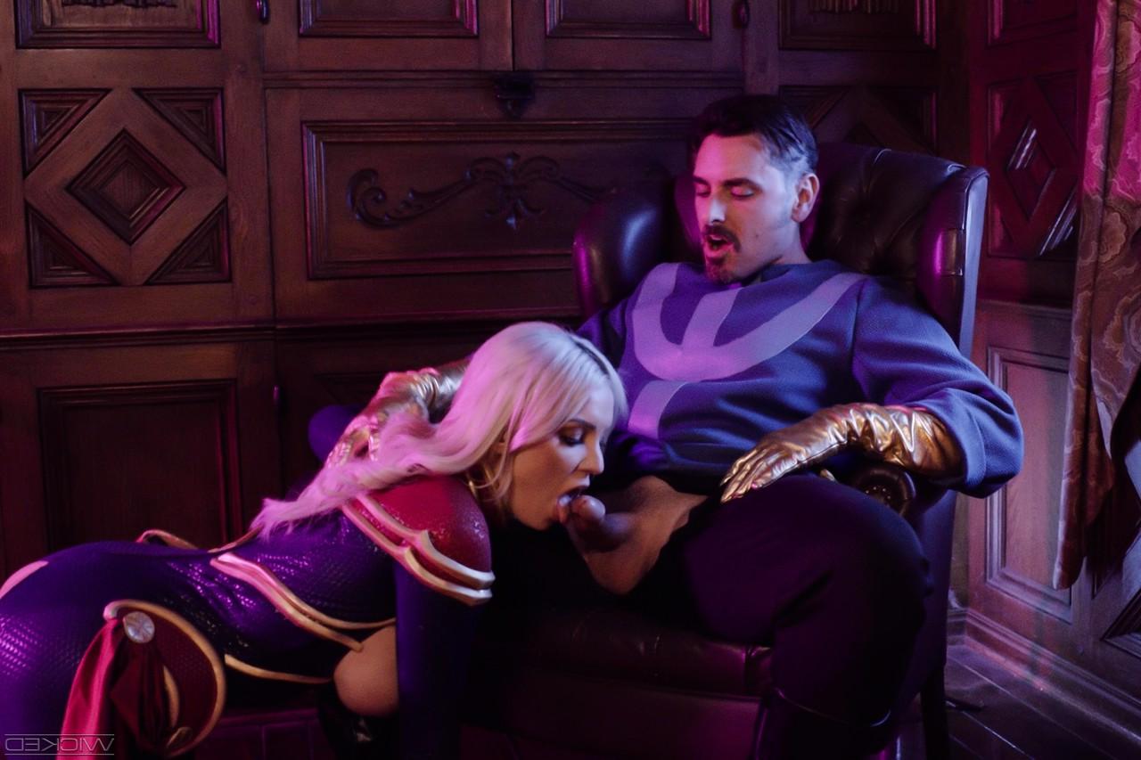 15P A loira sexy Kenzie Taylor usa traje de cosplay durante o sexo com seu amante