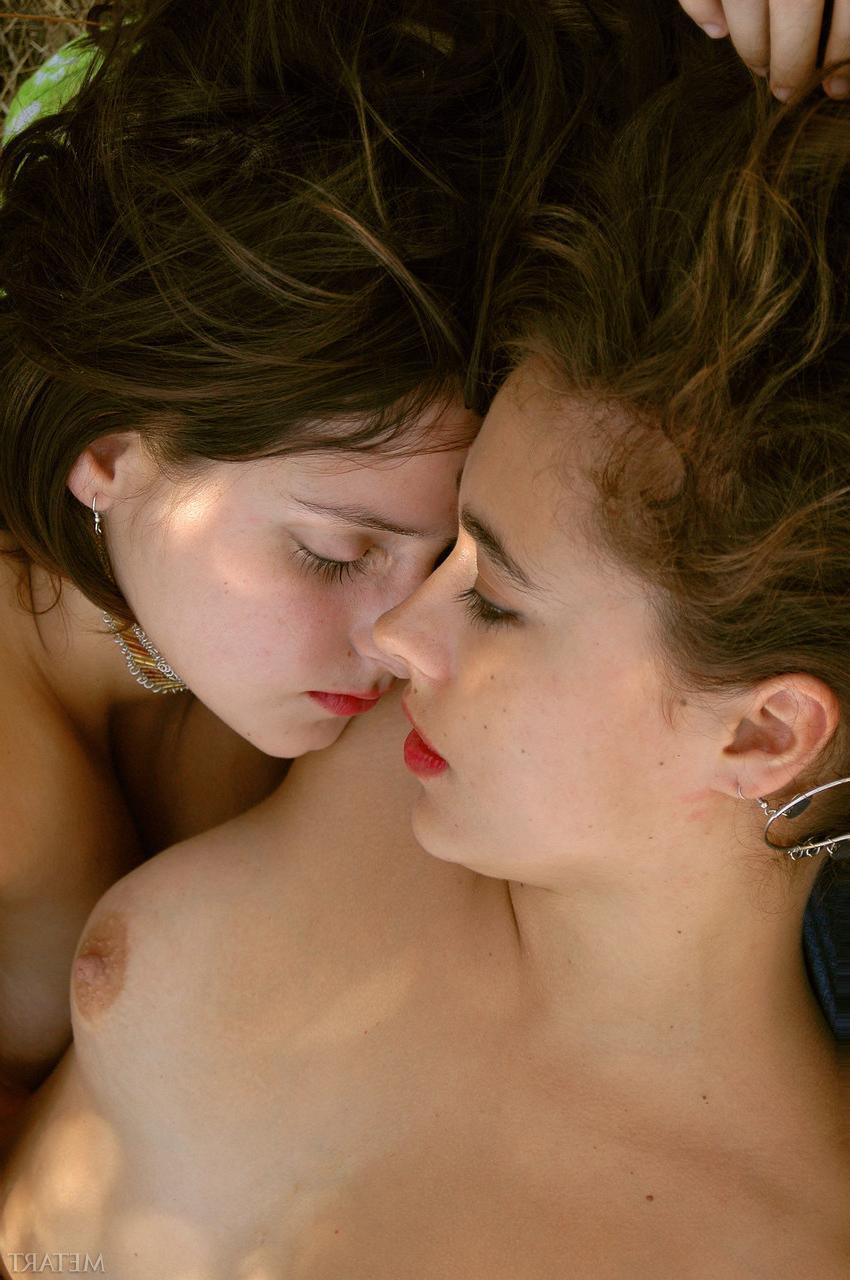 20P As adolescentes morenas Larissa A e Maria F provocam seus peitos e posam ao ar livre