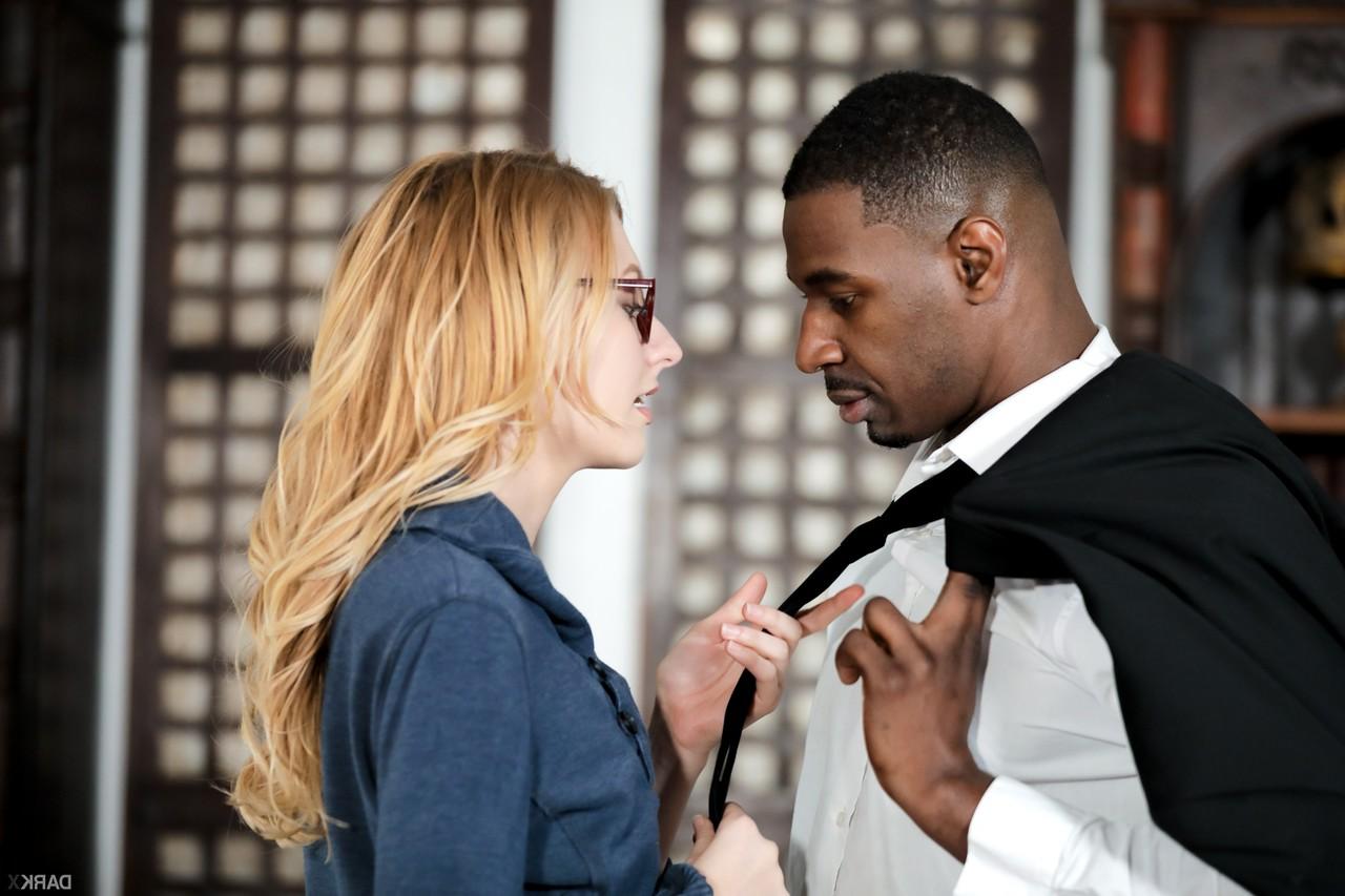 15P La empresaria Alexa Grace seduce a un negro de polla larga en su oficina