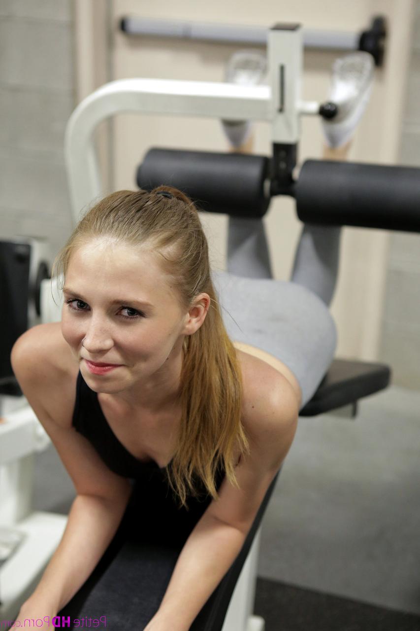 16P La pequeña adolescente Ava Parker recibe su apretado coño lleno de una gran polla en el gimnasio