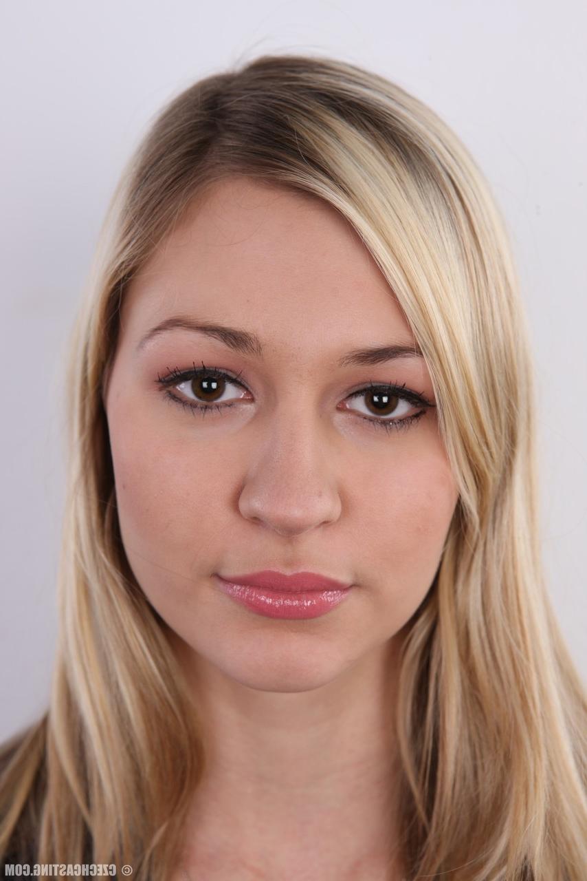 20P Sale blonde amateur passe de entièrement habillée à debout nue comme peut l'être