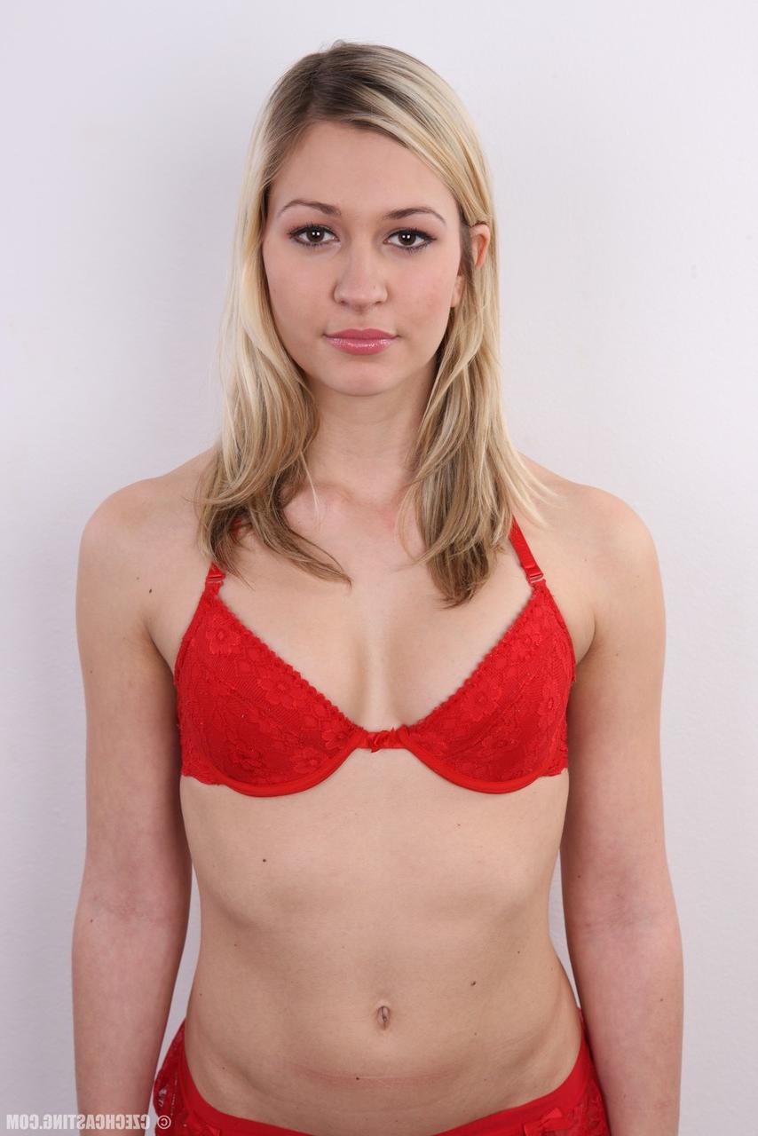 20P Sale blonde amateur passe de entièrement habillée à debout nue comme peut l'être