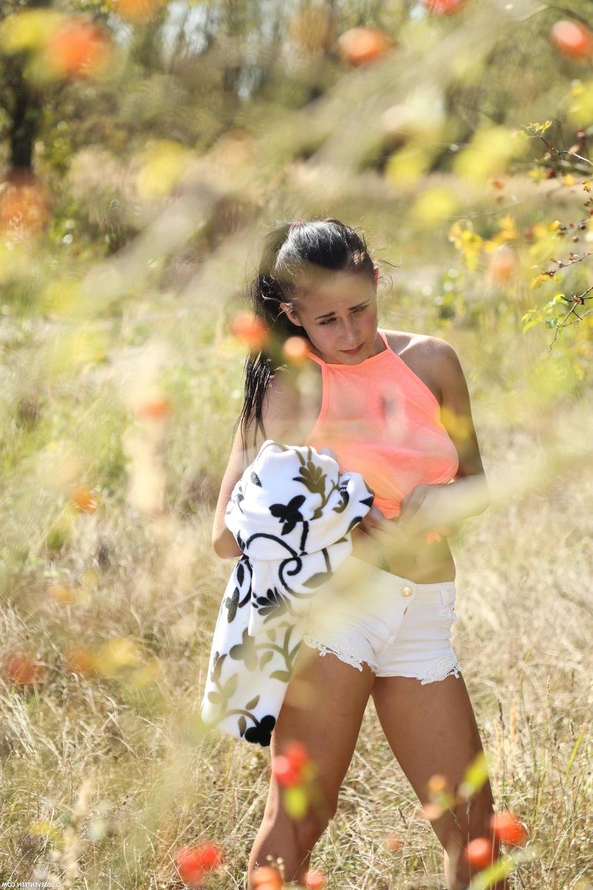 20P La joven Nicole Love se desnuda en la naturaleza, muestra sus grandes tetas y su culo y se masturba