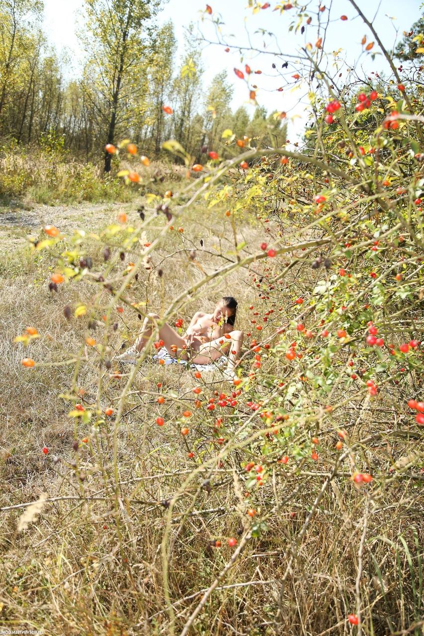 20P La joven Nicole Love se desnuda en la naturaleza, muestra sus grandes tetas y su culo y se masturba