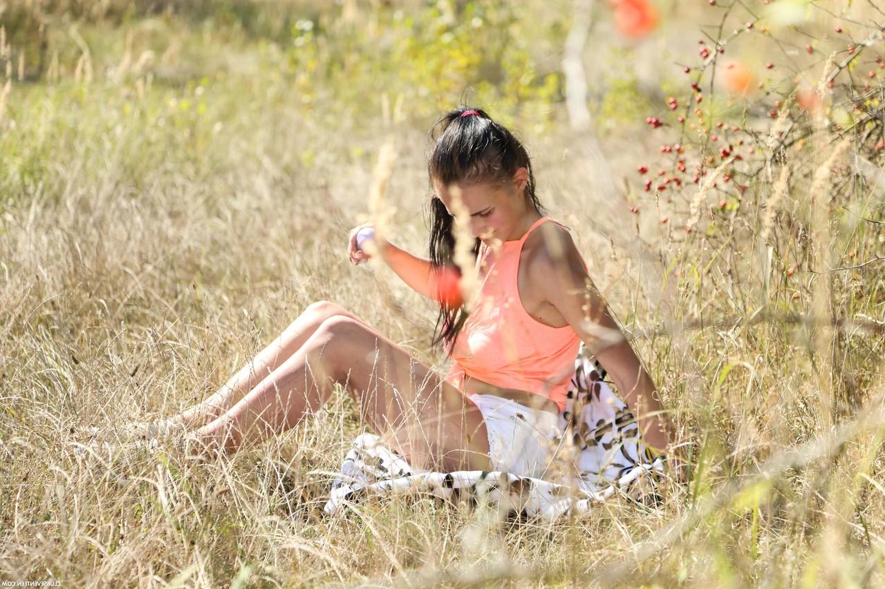 20P La joven Nicole Love se desnuda en la naturaleza, muestra sus grandes tetas y su culo y se masturba
