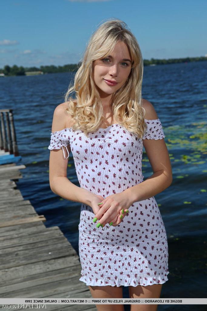 18P La douce jeune blonde Beghe se met totalement nue sur un quai.