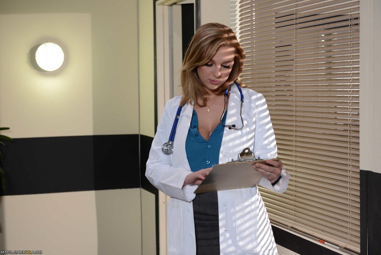 20P A médica safada Brooke Wylde usa seus peitos grandes para acariciar a vara dura de seu paciente