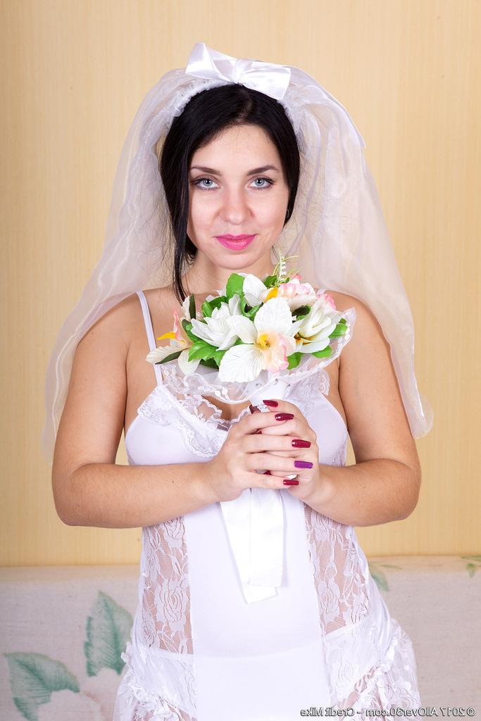 16P Tanita, mariée de plus de 30 ans, colle sa composition florale dans son manchon garni.
