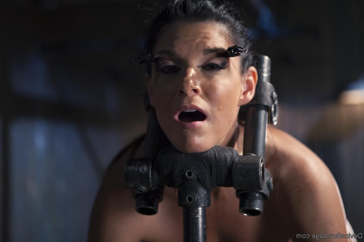20P A estrela pornográfica de cabelos escuros India Summer é despida e amarrada antes de uma brincadeira BDSM