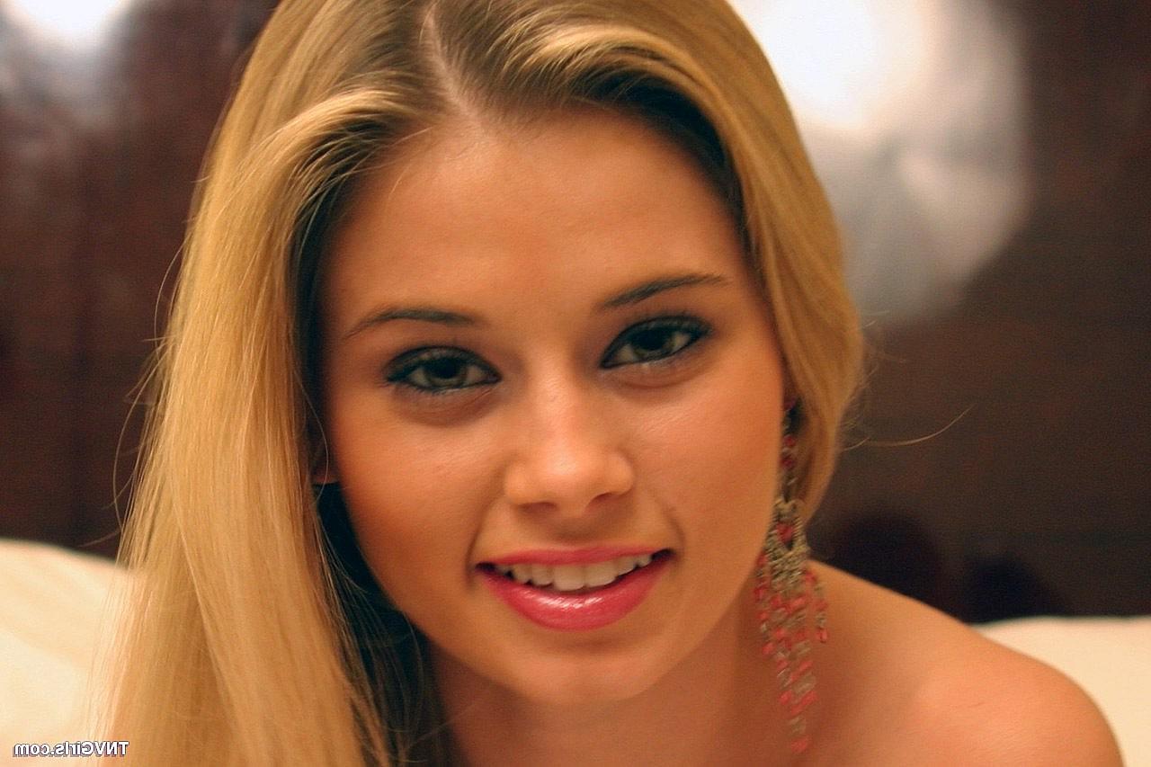 20P A deliciosa adolescente Jannah mostra seus peitos minúsculos enquanto posa de topless de calcinha