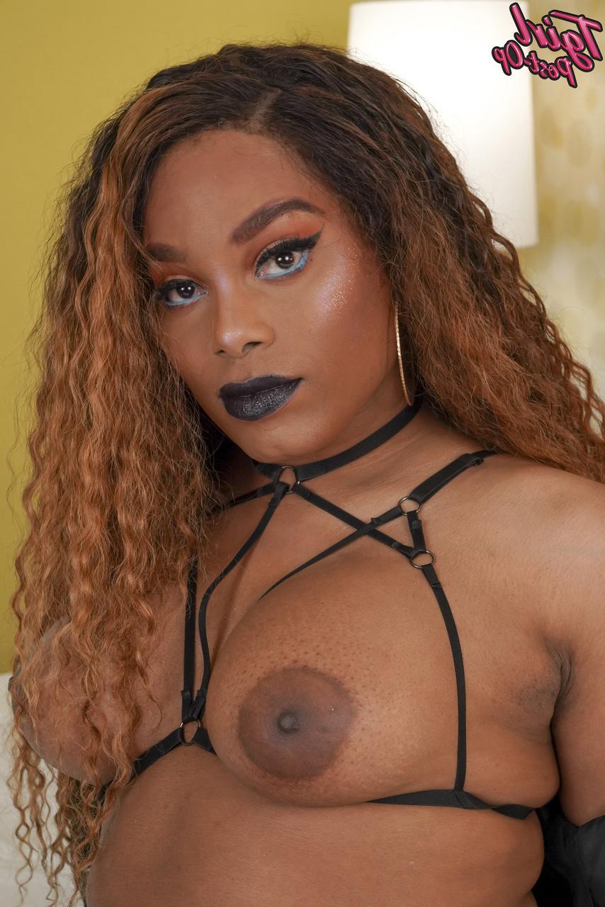 16P La hermosa transexual Nya Bella hace alarde de sus grandes tetas negras y posa con medias de red