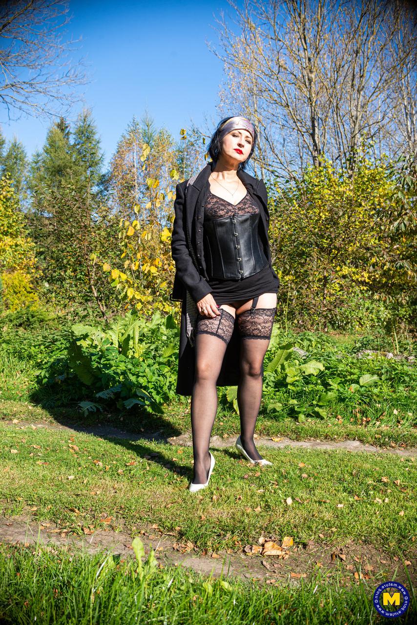 20P A ninfeta madura Wanilianna revela seus peitos grandes e bunda e se masturba na natureza