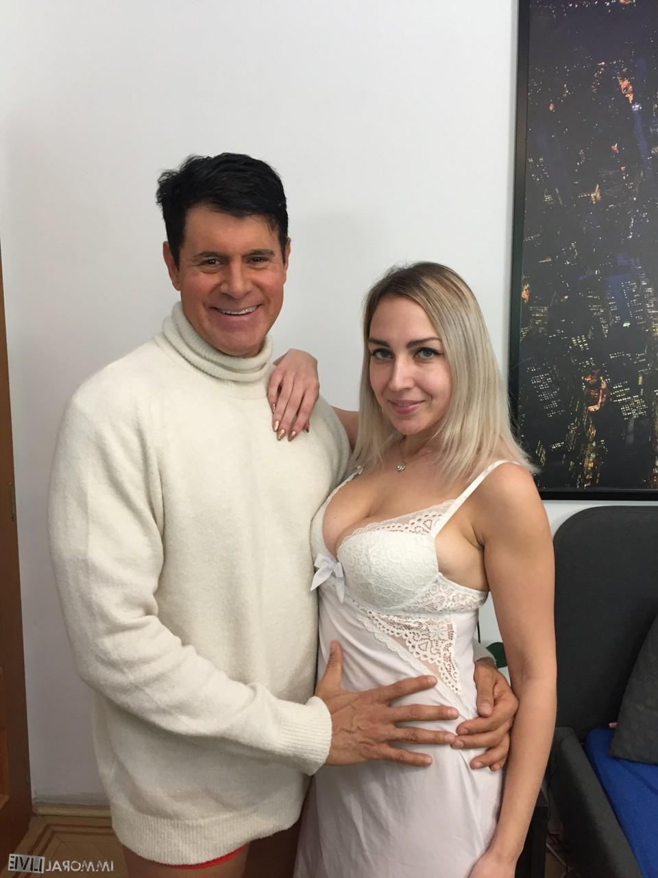 20P A estrela pornográfica russa de peitos grandes, Siya Jey, sendo despida pelo parceiro