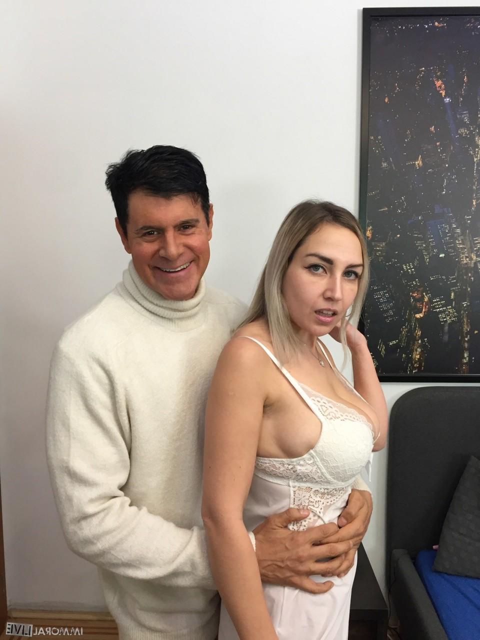 20P A estrela pornográfica russa de peitos grandes, Siya Jey, sendo despida pelo parceiro
