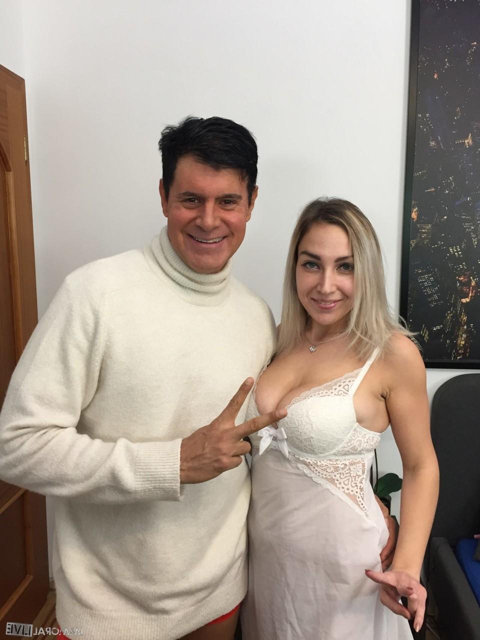 20P A estrela pornográfica russa de peitos grandes, Siya Jey, sendo despida pelo parceiro