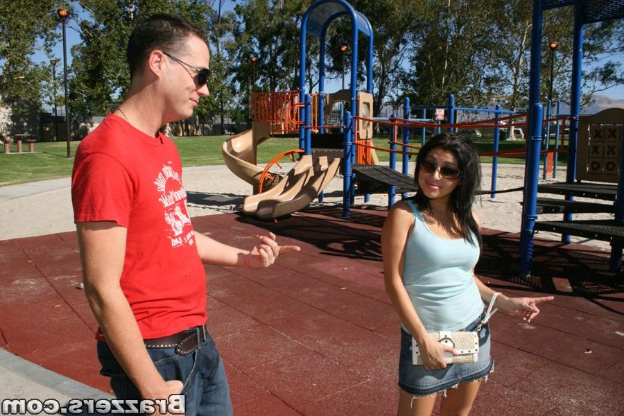 20P Petite Latina Sativa Rose sopra um pau enorme e sobe nele para um passeio
