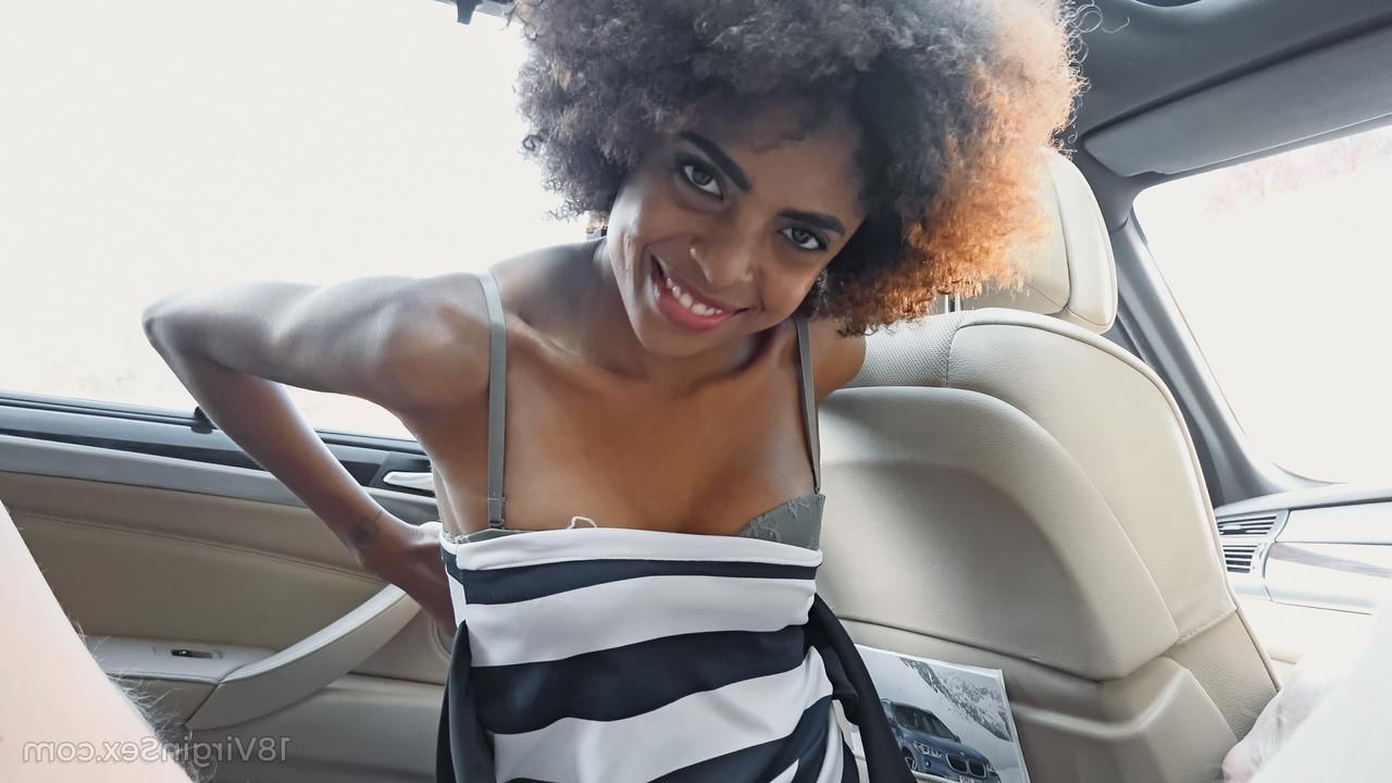 16P Joven negra de 18 años pierde su virginidad dentro de un vehículo con un chico blanco