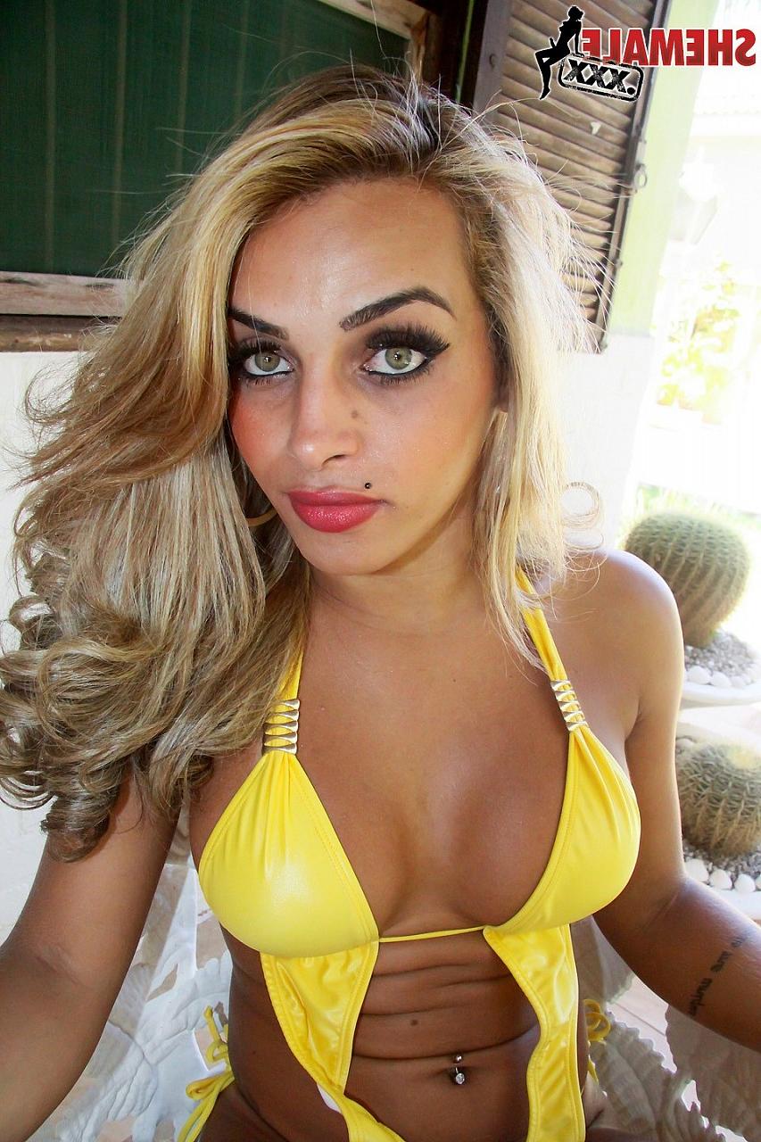 16P A deslumbrante travesti loira Larissa Meclayne expõe seus peitos grandes e pau gordo