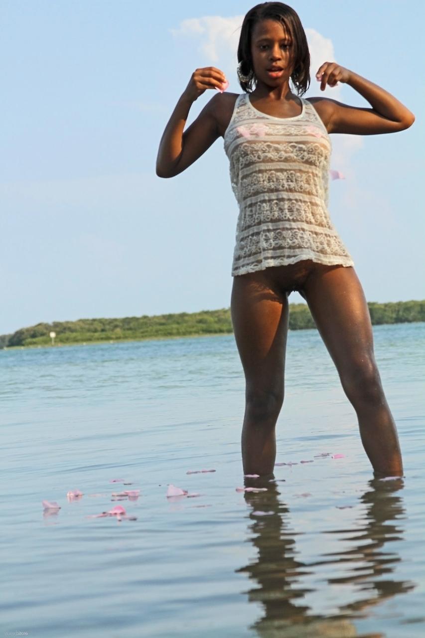 20P La linda joven de ébano Tierra se desnuda en el mar y se burla de sus curvas
