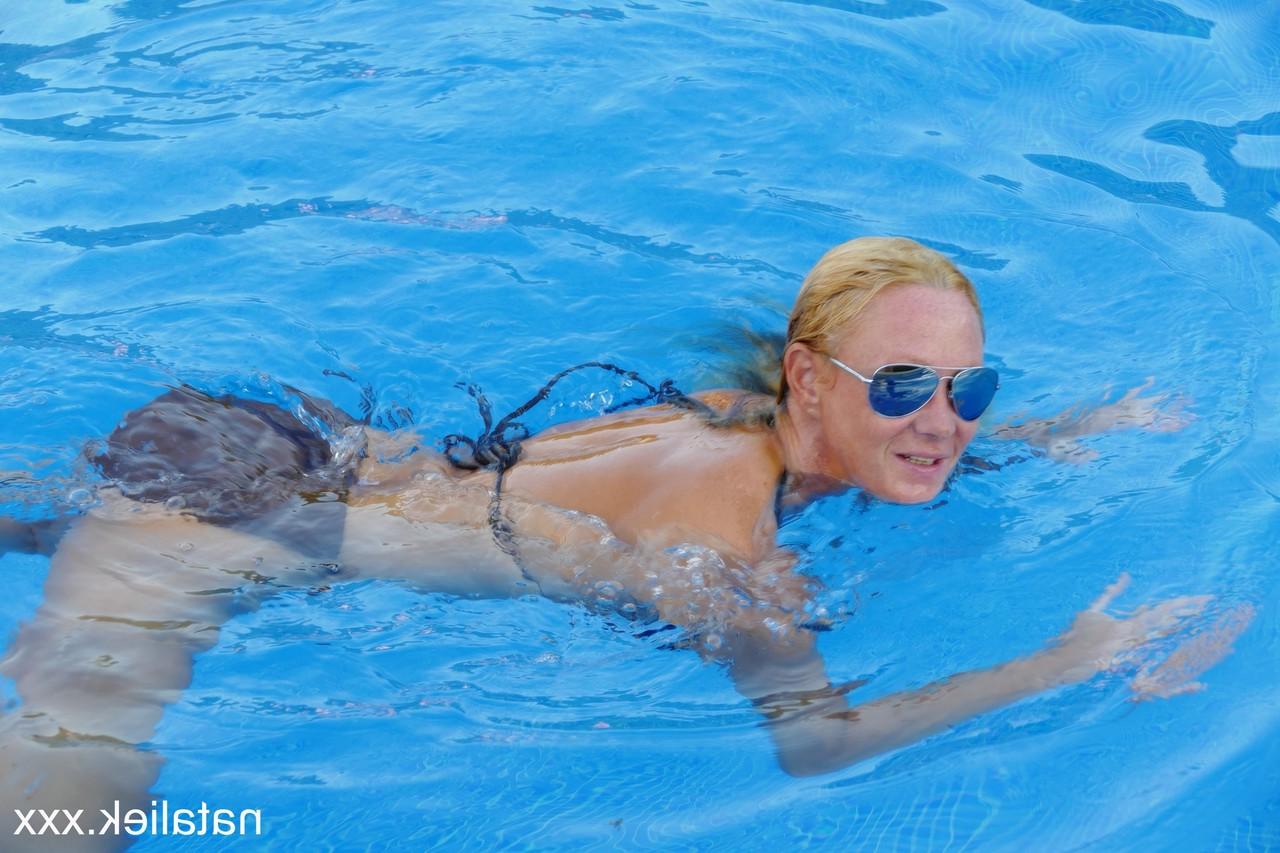 15P Mature Spanish nympho Natalie K unveils her tits & big booty at the pool