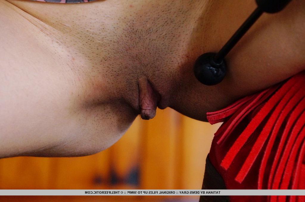 16P A jovem modelo euro solo Tatiana provocando sua buceta perfeita depois de ficar nua