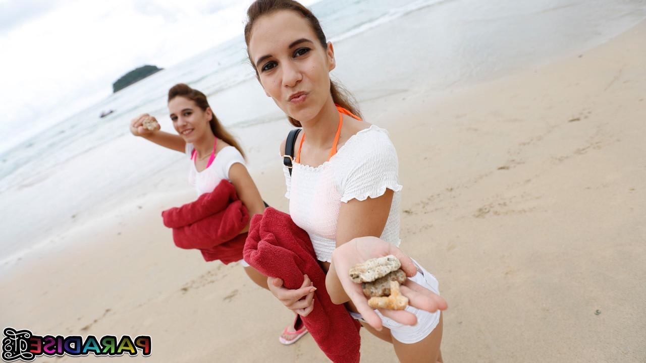 12P As gêmeas Nikky Fox e Kitty Fox brincam na praia de biquíni