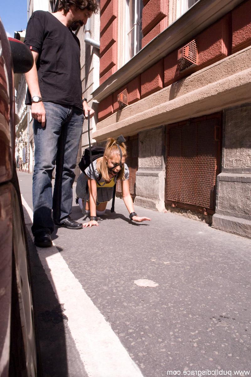 20P A bela romena Jennifer Love rastejando na rua amordaçada e algemada