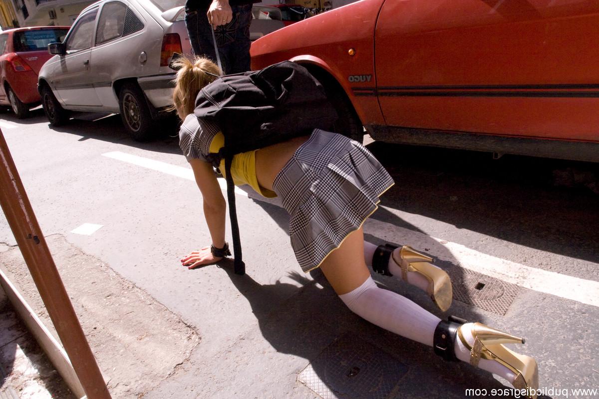 20P A bela romena Jennifer Love rastejando na rua amordaçada e algemada