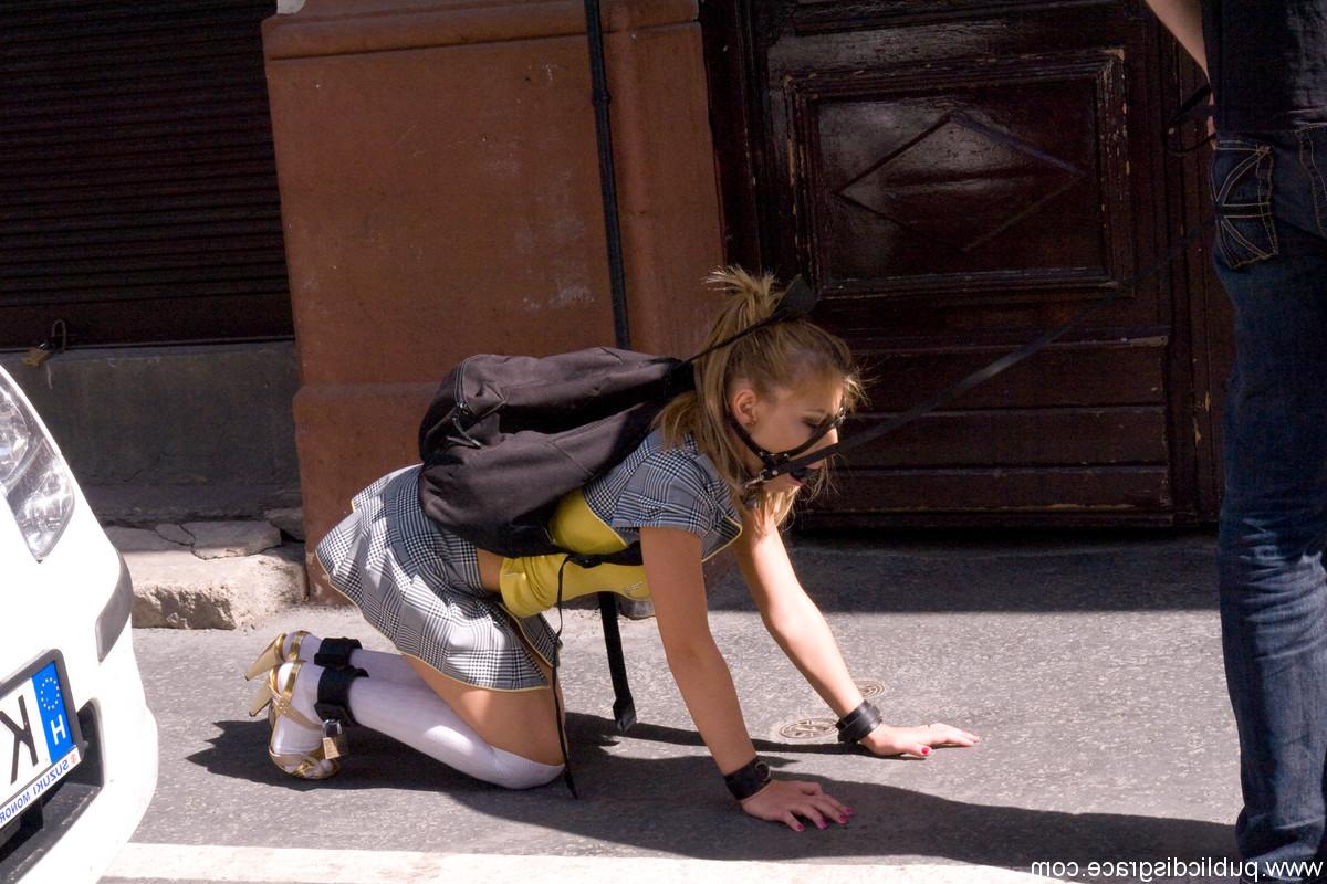 20P A bela romena Jennifer Love rastejando na rua amordaçada e algemada