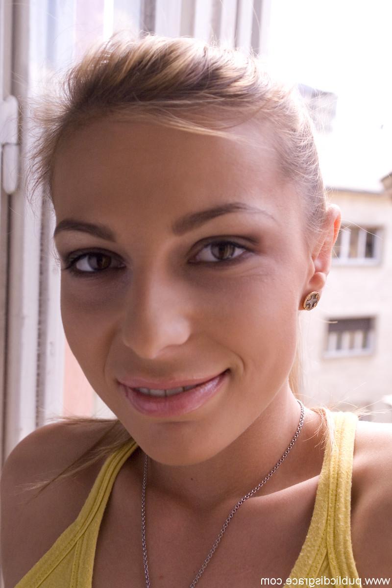 20P A bela romena Jennifer Love rastejando na rua amordaçada e algemada