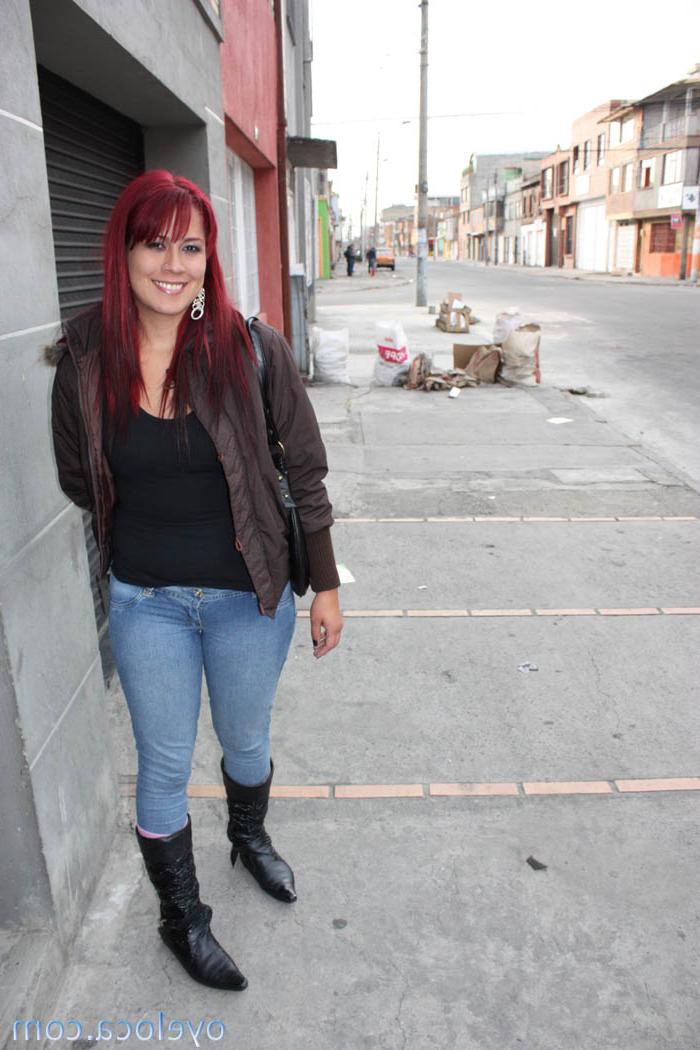 17P Pelirroja colombiana en pantimedias de rejilla camila mendoza muestra su gran culo