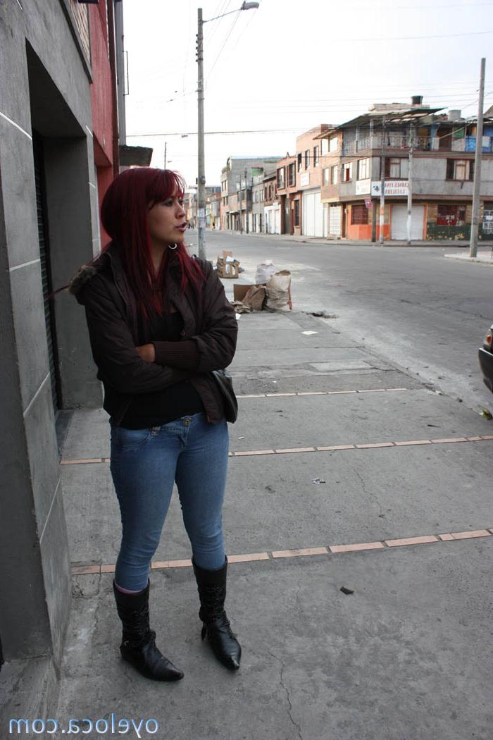 17P Pelirroja colombiana en pantimedias de rejilla camila mendoza muestra su gran culo