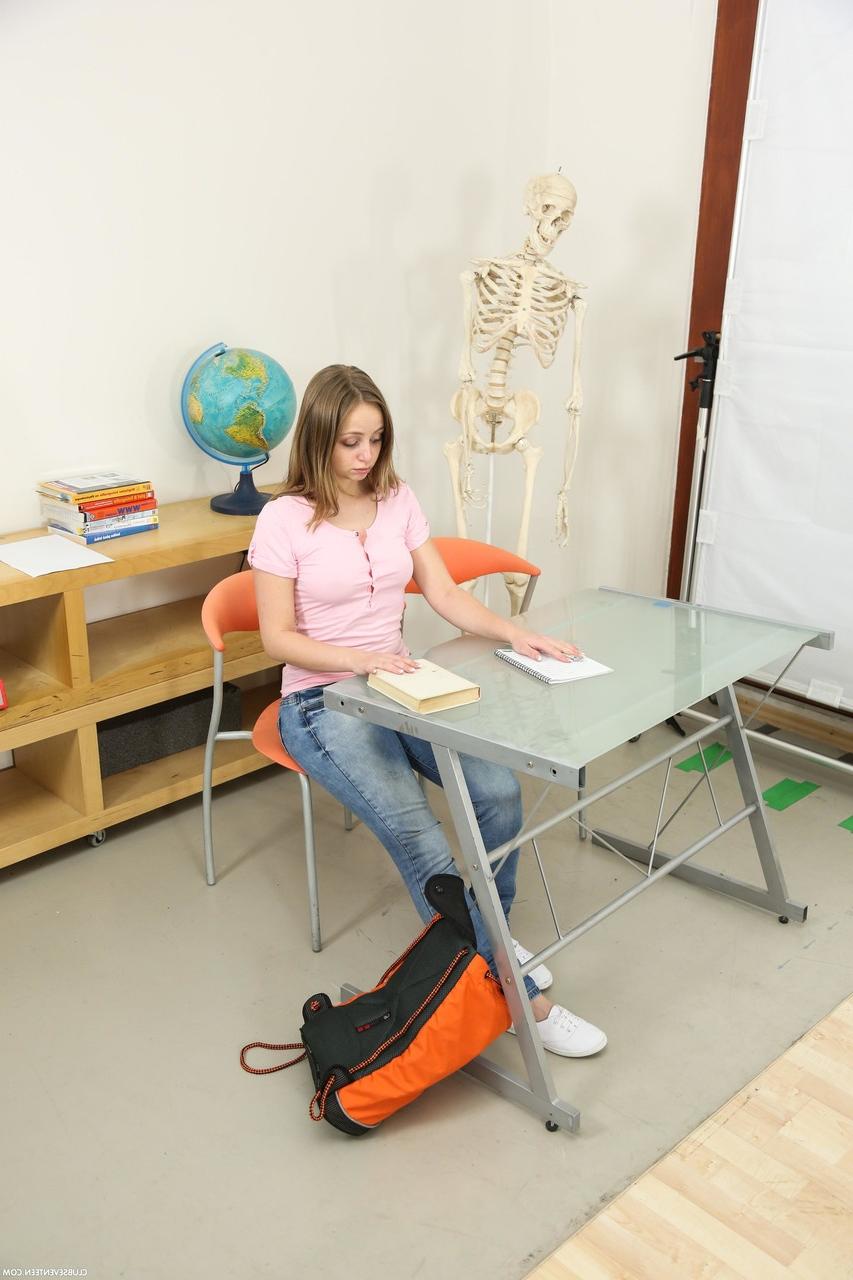 20P Die europäische Teenagerin Lady Bug zieht sich im Klassenzimmer aus und spielt mit ihrer Fotze
