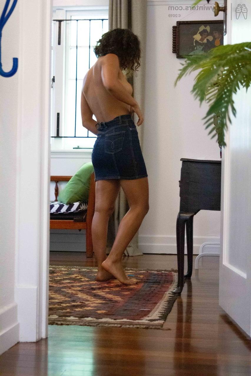 20P A adolescente amadora magra Tilly B veste shorts jeans e uma camisa branca