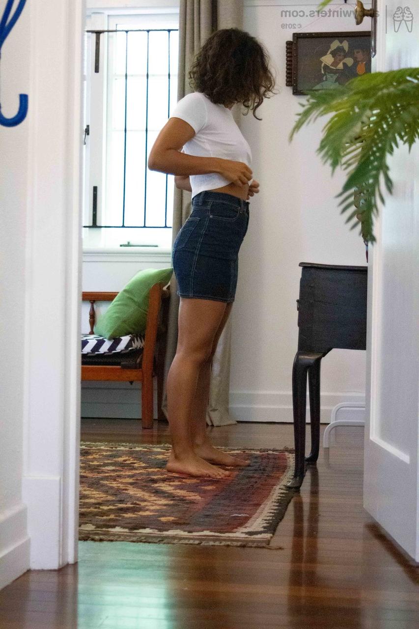 20P A adolescente amadora magra Tilly B veste shorts jeans e uma camisa branca