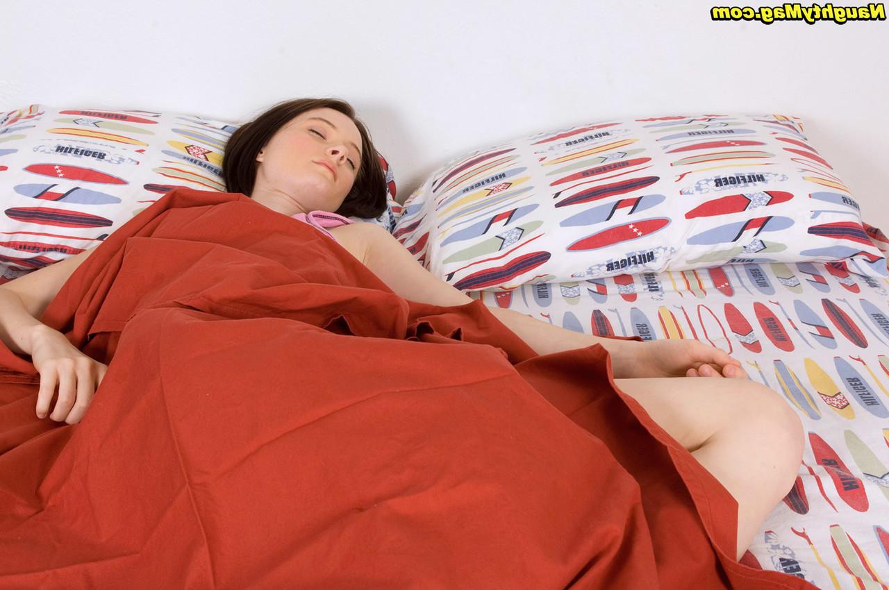 16P La amateur apenas legal Chloe Lexx se despierta de un sueño antes de mostrar sus pequeñas tetas