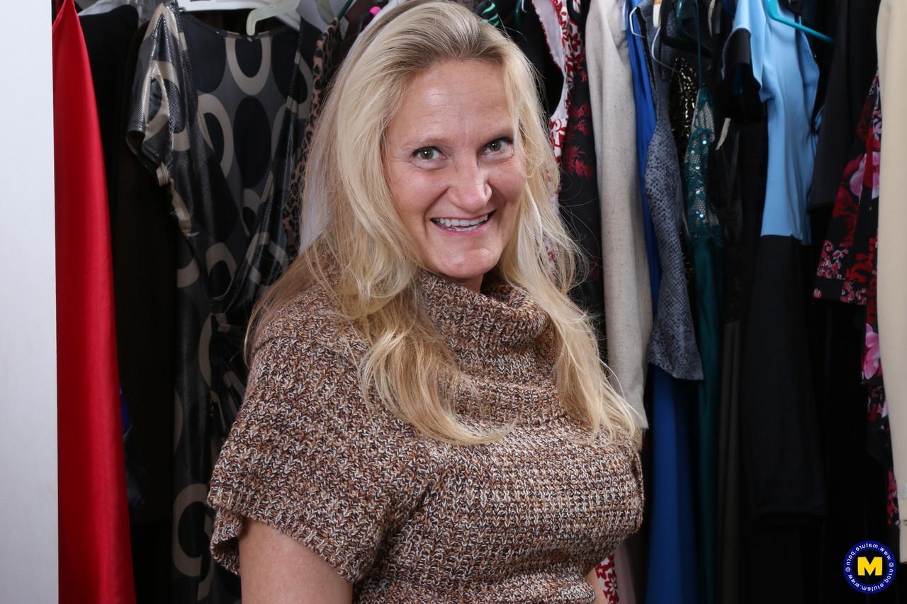 16P Heiße Oma in sexy engem Kleid zieht sich aus, um im Schrank mit ihrer geilen Fotze zu spielen