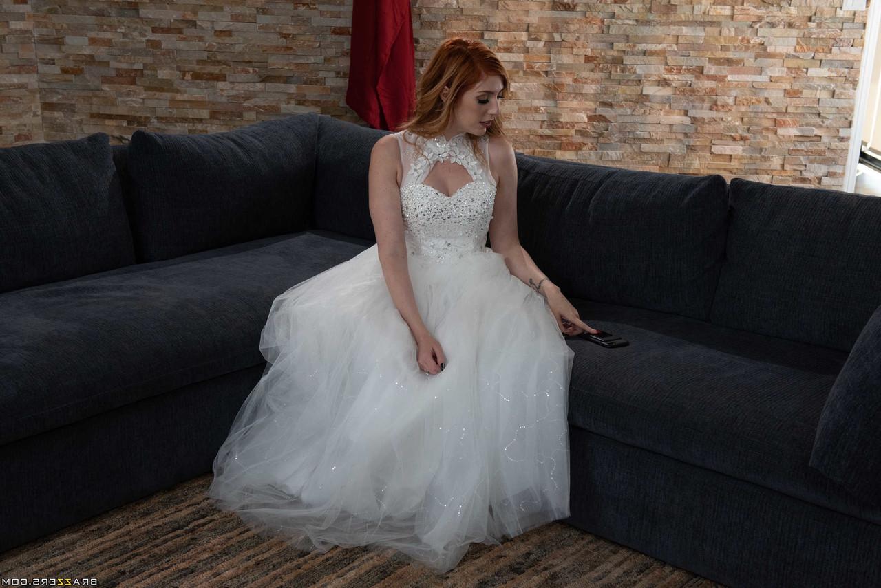 20P A noiva safada Lauren Phillips exibe seus peitos grandes e fode um garanhão pendurado