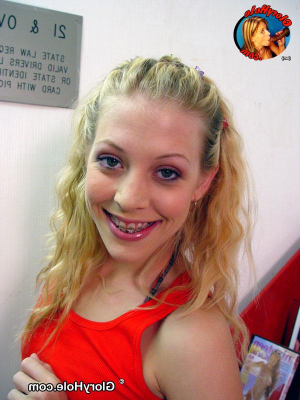 19P Die zierliche Süße mit Zahnspange Leah Luv zieht sich aus, um einen BBC-Gloryhole-Bissen zu bekommen